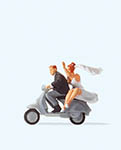 023-28150 - 1:87 - Brautpaar auf Vespa-Roller