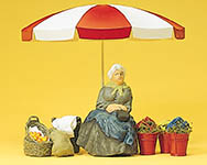 023-45046 - 1:22,5 - Marktfrau, Schirm, Körbe