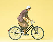 023-45068 - 1:22,5 - Bäuerin auf Fahrrad