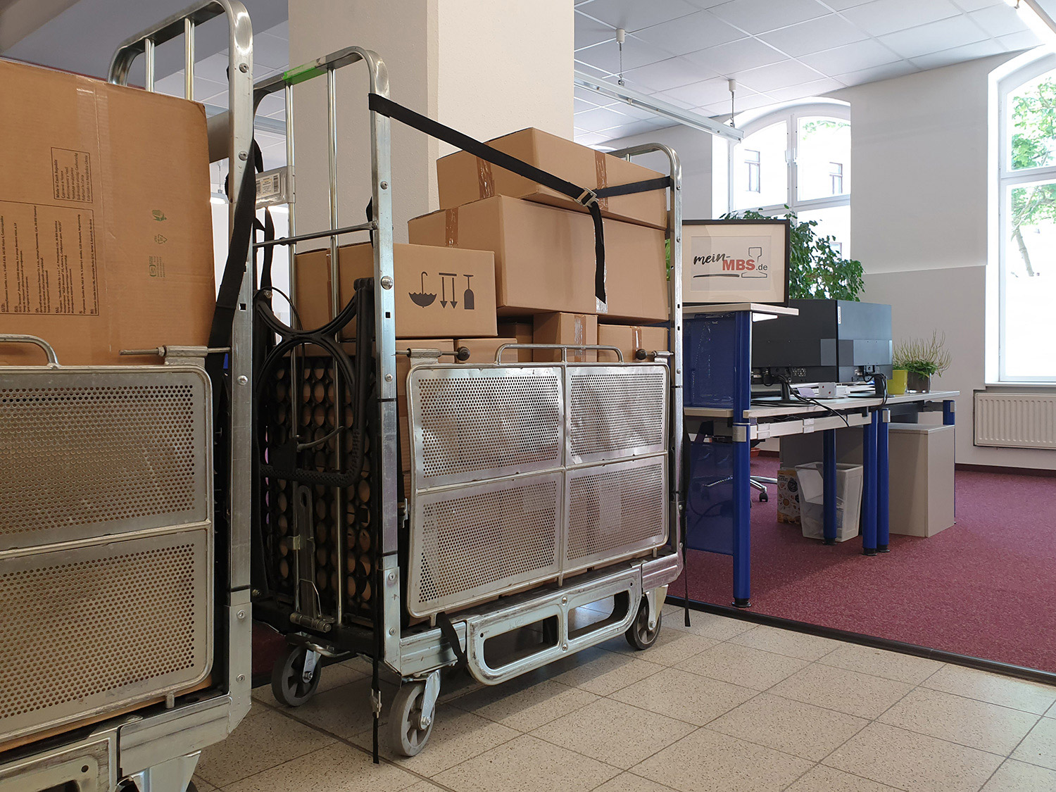 Der Versand hat begonnen, die ersten Pakete verlassen unser Haus