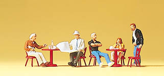 023-10369 - 1:87 - Gäste im Straßencafe