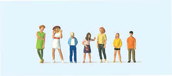 023-10698 - 1:87 - Stehende Jugendliche