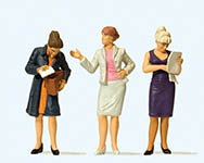 023-44907 - 1:22,5 - Stehende Damen