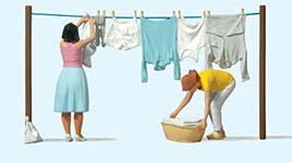 023-44936 - 1:22,5 - Frauen beim Wäscheaufhängen