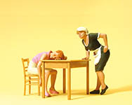 023-45145 - 1:22,5 - Schlafender Gast, Kellnerin