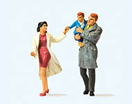 023-63096 - Paar mit Kind gehend