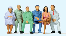 023-63200 - 1:32 - Sitzende Reisende