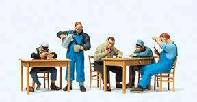 023-65357 - 1:45 - US-Bahnpersonal in der Pause