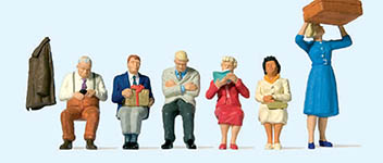 023-65368 - 1:45 - Sitzende Reisende