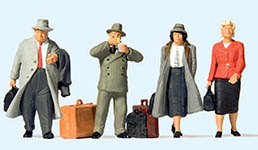 023-65373 - 1:45 - Reisende am Bahnhof