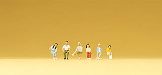 023-79083 - 1:160 - Sitzende Jugendliche