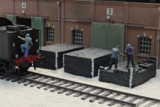  387.621 - H0 - Brikettstapel im Depot